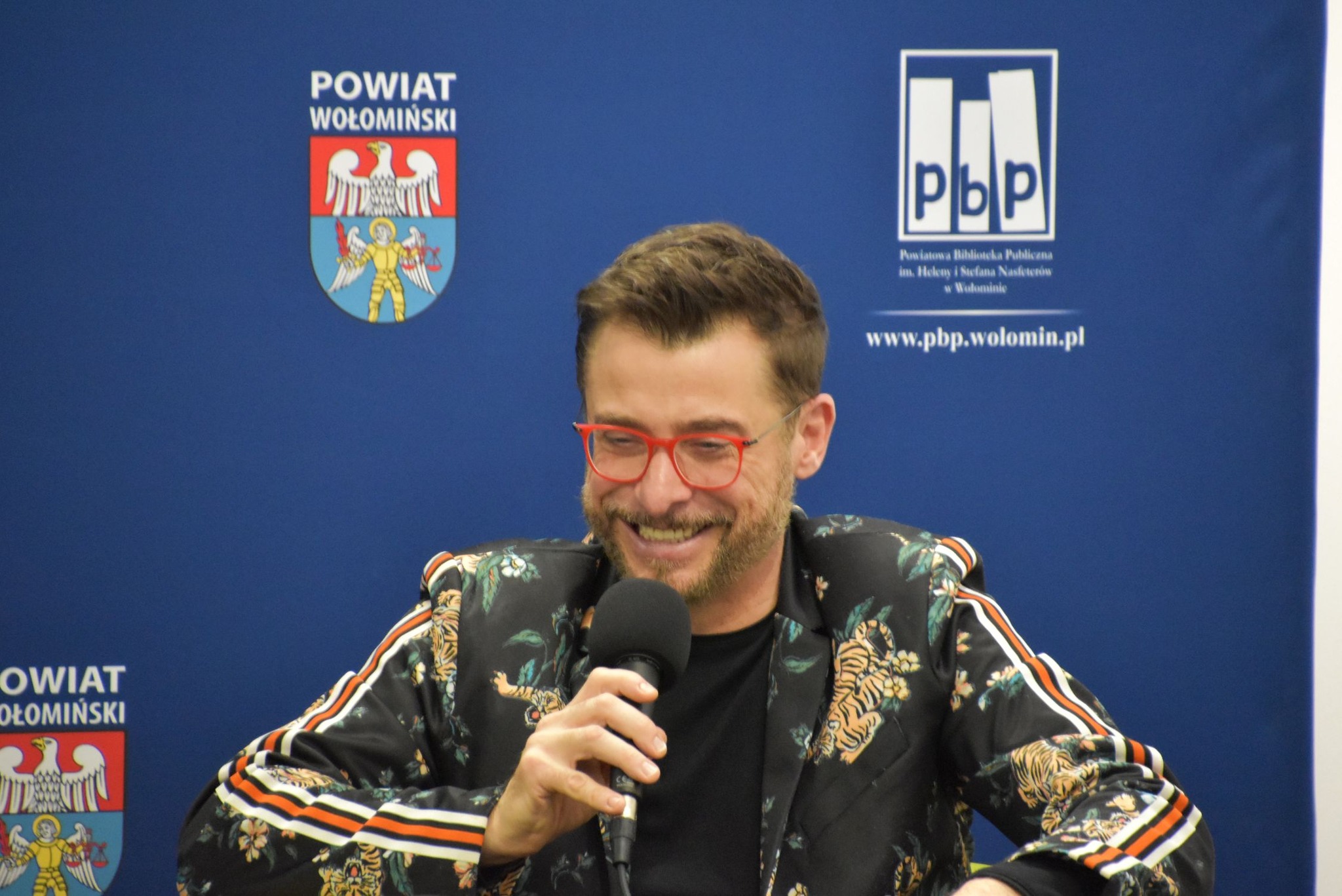W Mistrzowskim Czytaniu Szekspira w Powiatowej Bibliotece Publicznej im. Heleny i Stefana Nasfeterów w Wołominie wystąpił znany aktor, muzyk i prezenter telewizyjny Kacper Kuszewski. 28.10.2025 r.