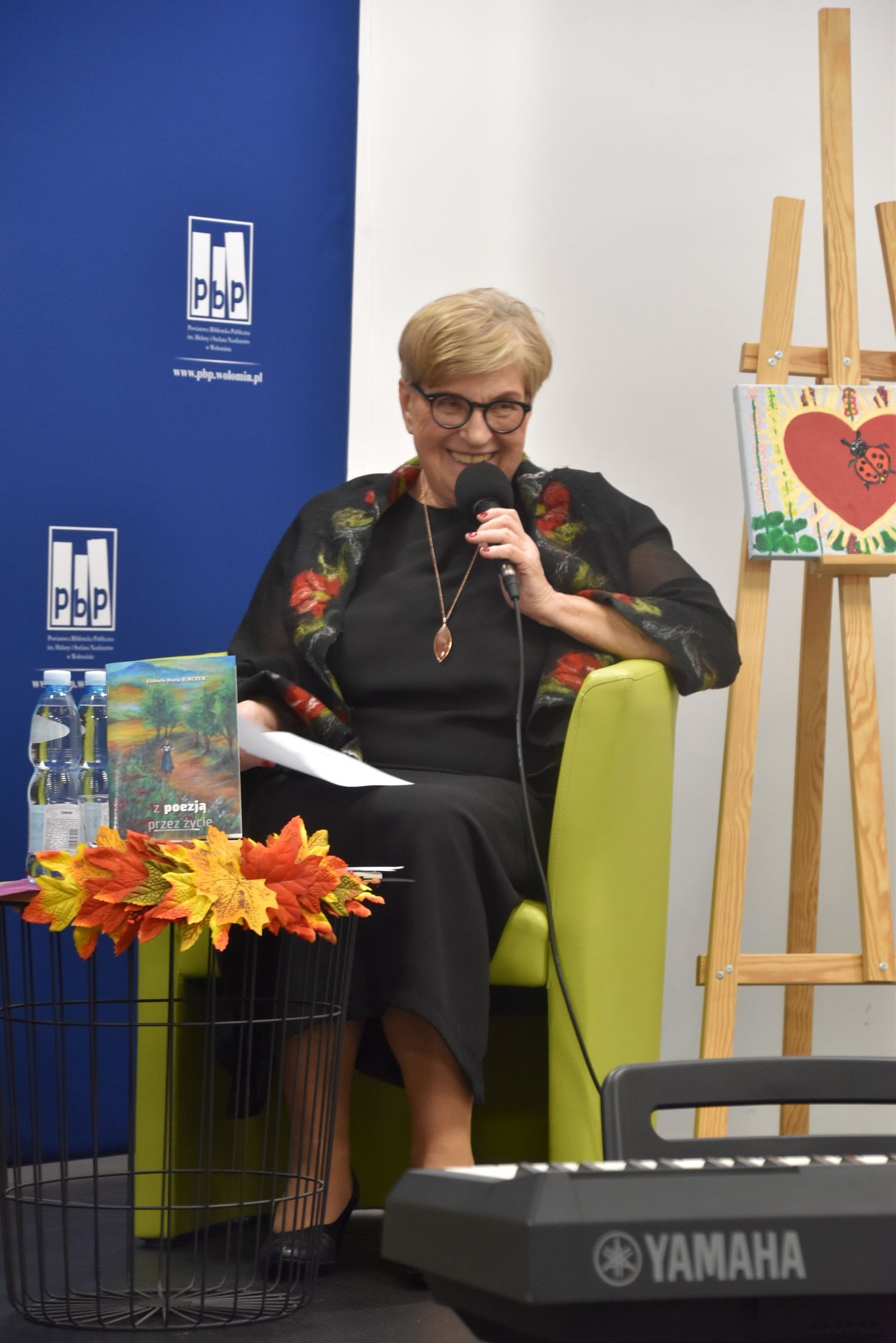 Czytanie poezji, muzyka, taniec, pokaz obrazów!  25 listopada 2025 odbyło się spotkanie autorskie z wołomińską poetka Elżbietą Jurczuk. 
