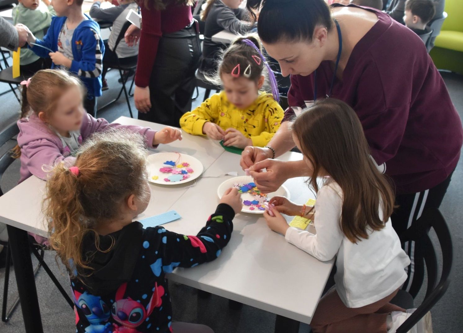 13 marca 2026 roku dzieci z Przedszkola publicznego w Czarnej wraz z opiekunami uczestniczyły w lekcji bibliotecznej połączonej z warsztatami