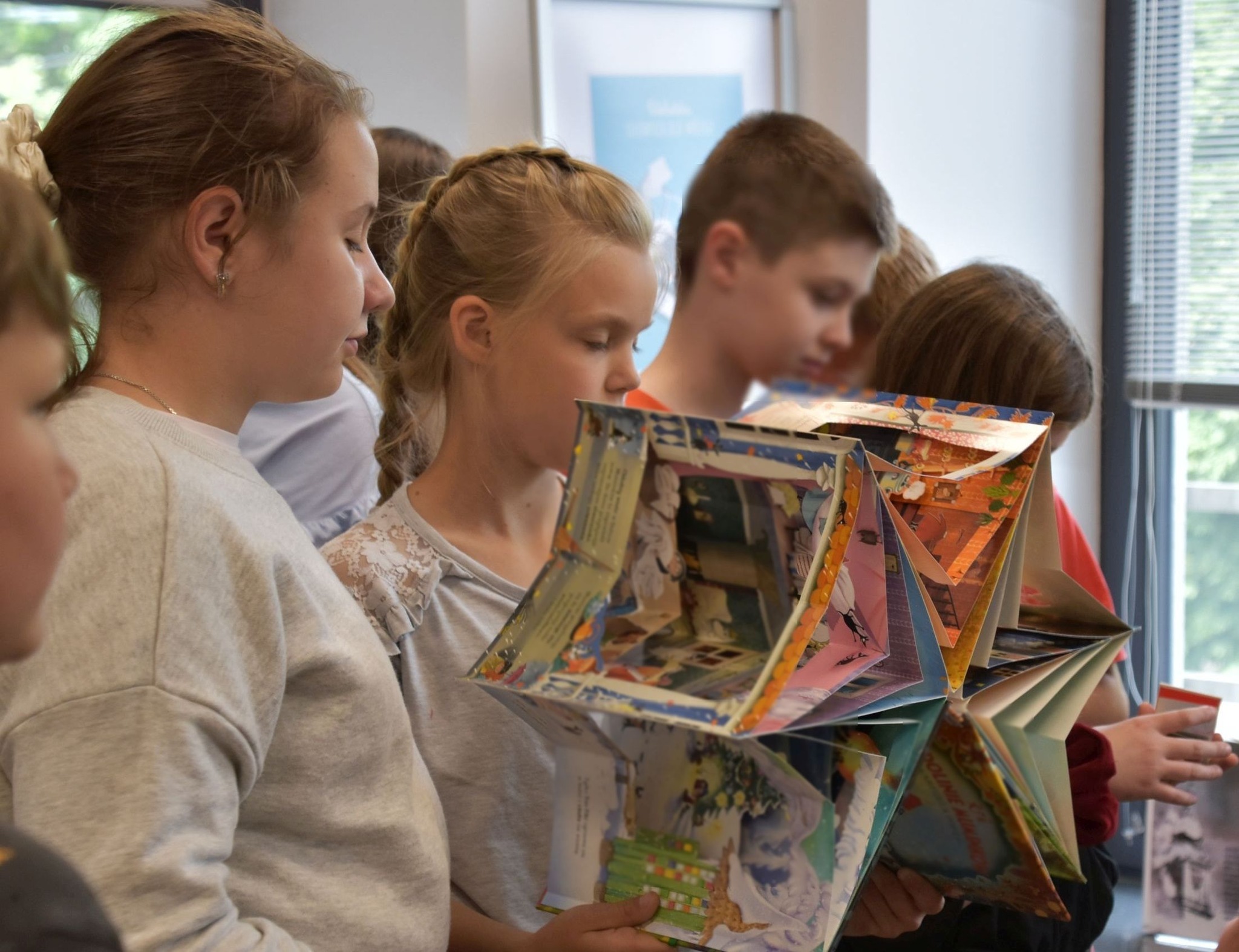29 maja odbyła się lekcja biblioteczna oraz warsztaty dla młodzieży, w której aktywnie uczestniczyli uczniowie klasy 4 wraz z nauczycielami ze Szkoły Podstawowej im. gen. Jana Henryka Dąbrowskiego w Czarnej.